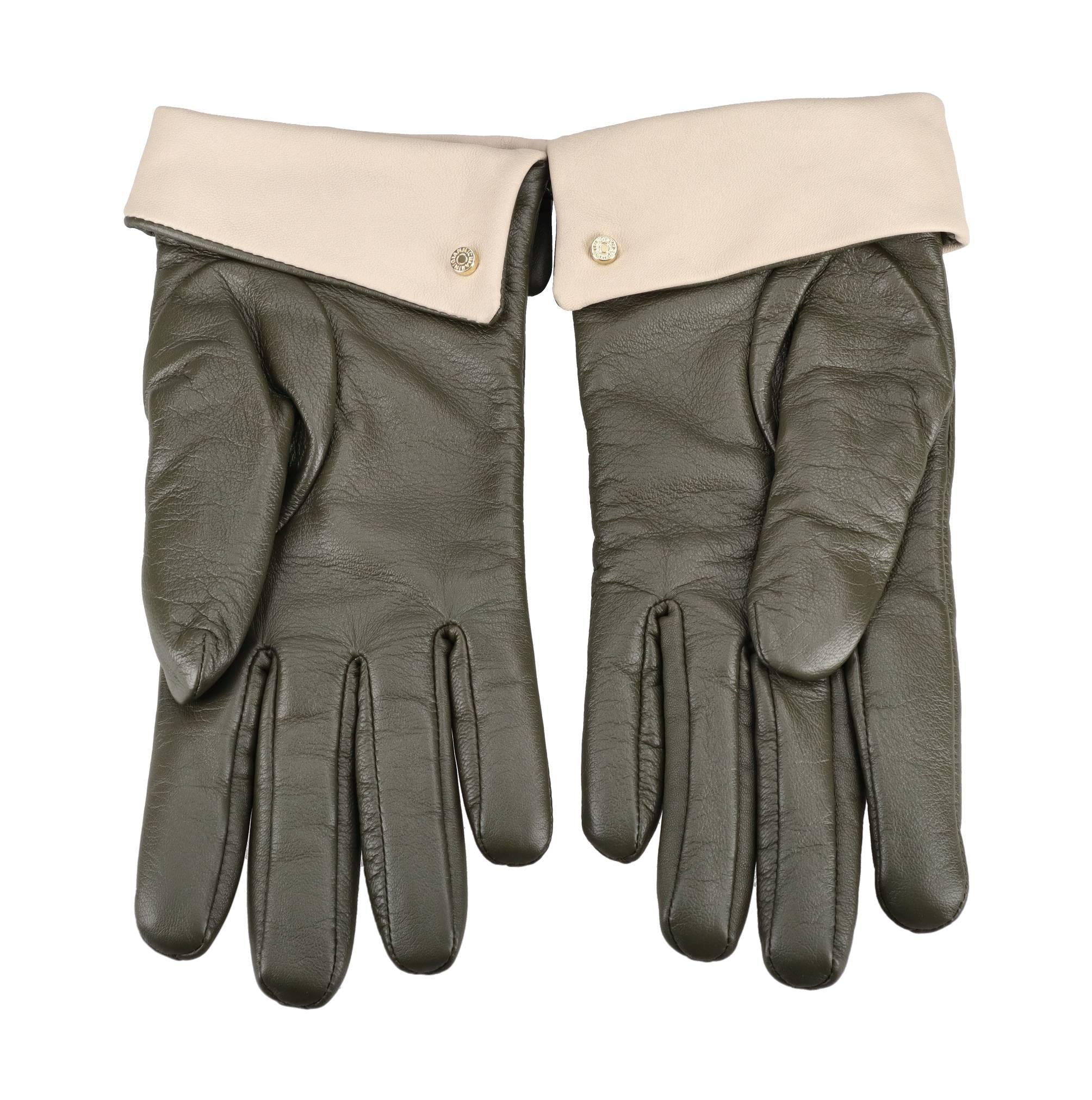 Guanti in pelle con borchia color oro 