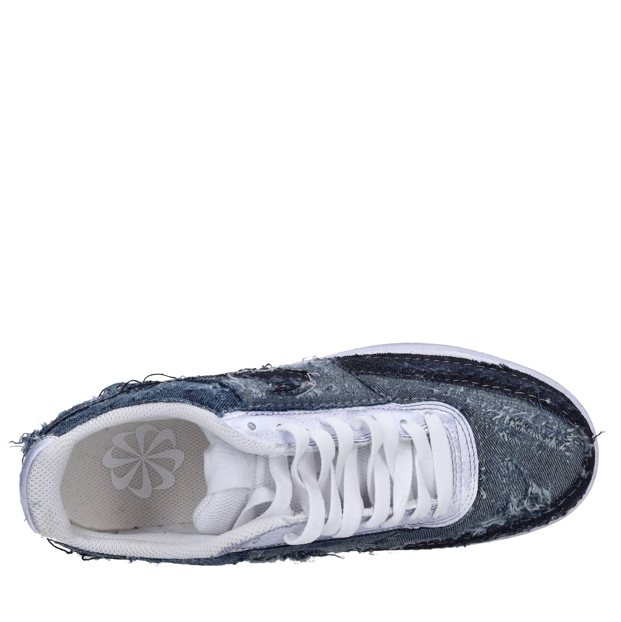 Sneakers in jeans 