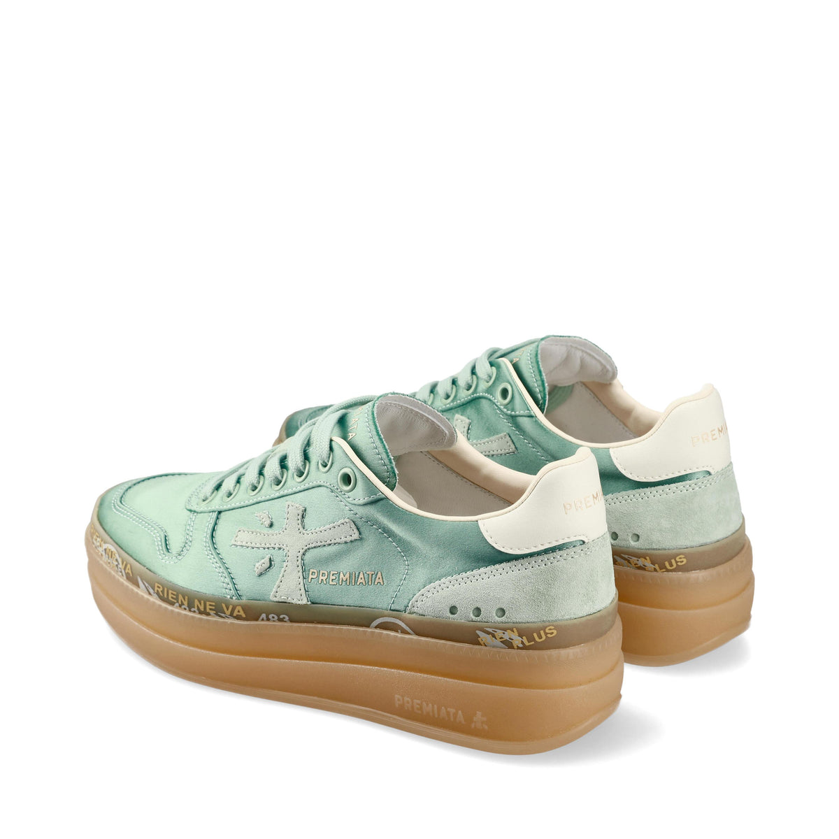 Sneakers in tessuto e inserti in pelle scamosciata. 
