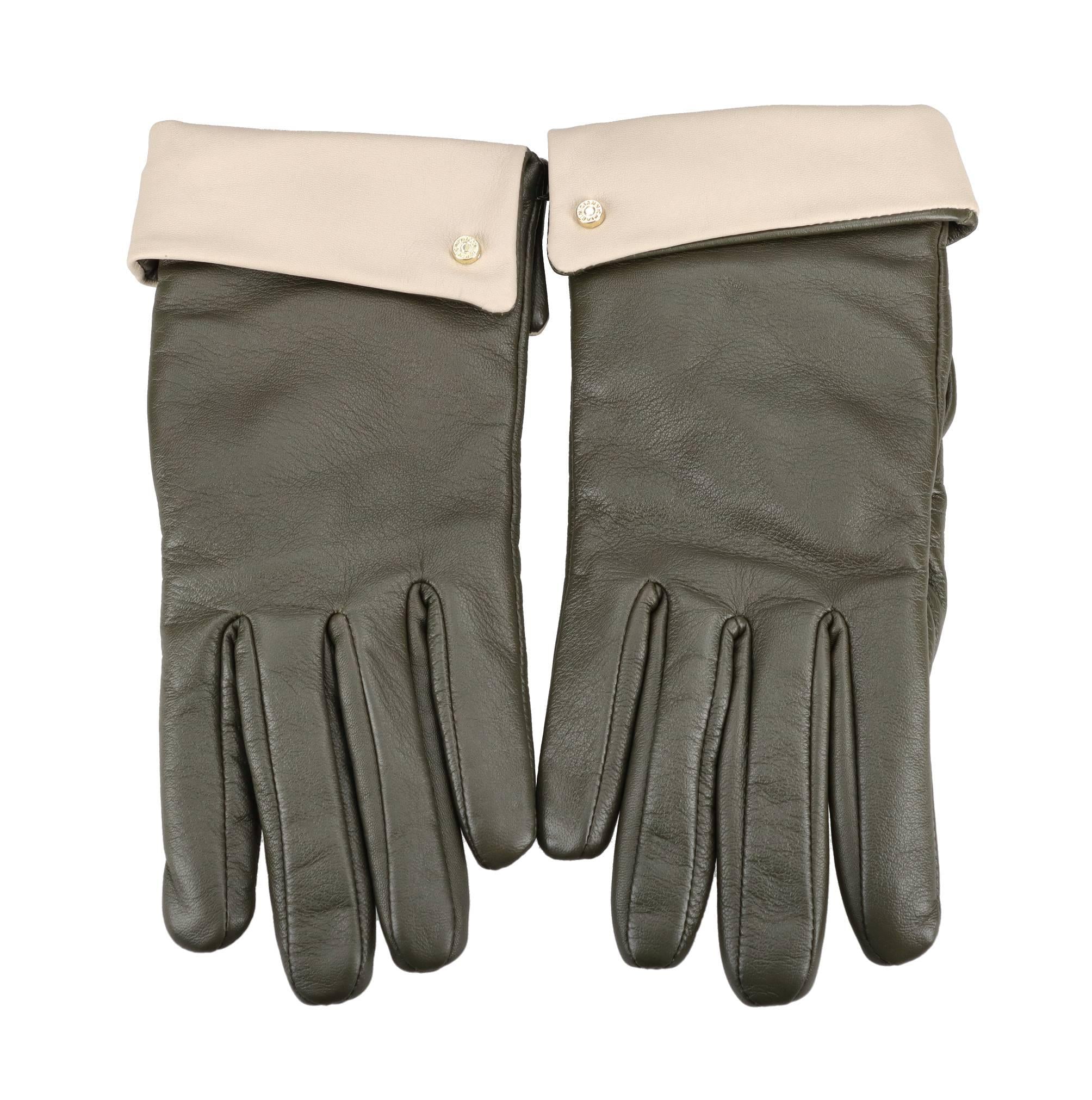 Guanti in pelle con borchia color oro 