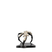 Sandali flat infradito in pelle con accessorio gioiello 