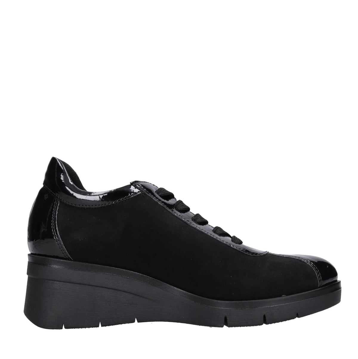 Sneakers in ecopelle e tessuto. 