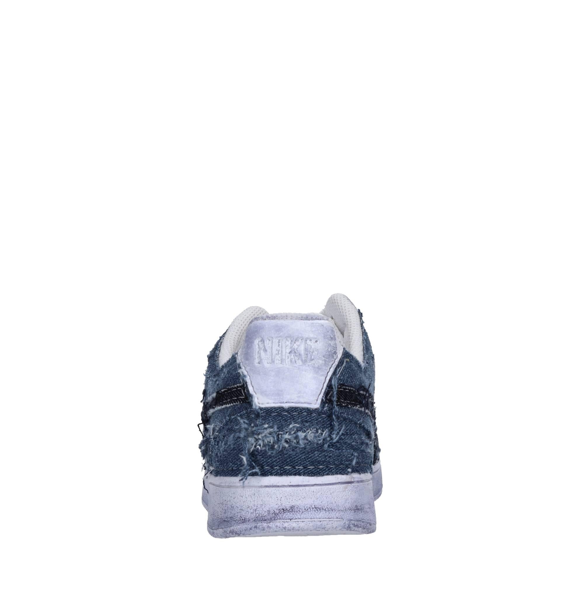 Sneakers in jeans 