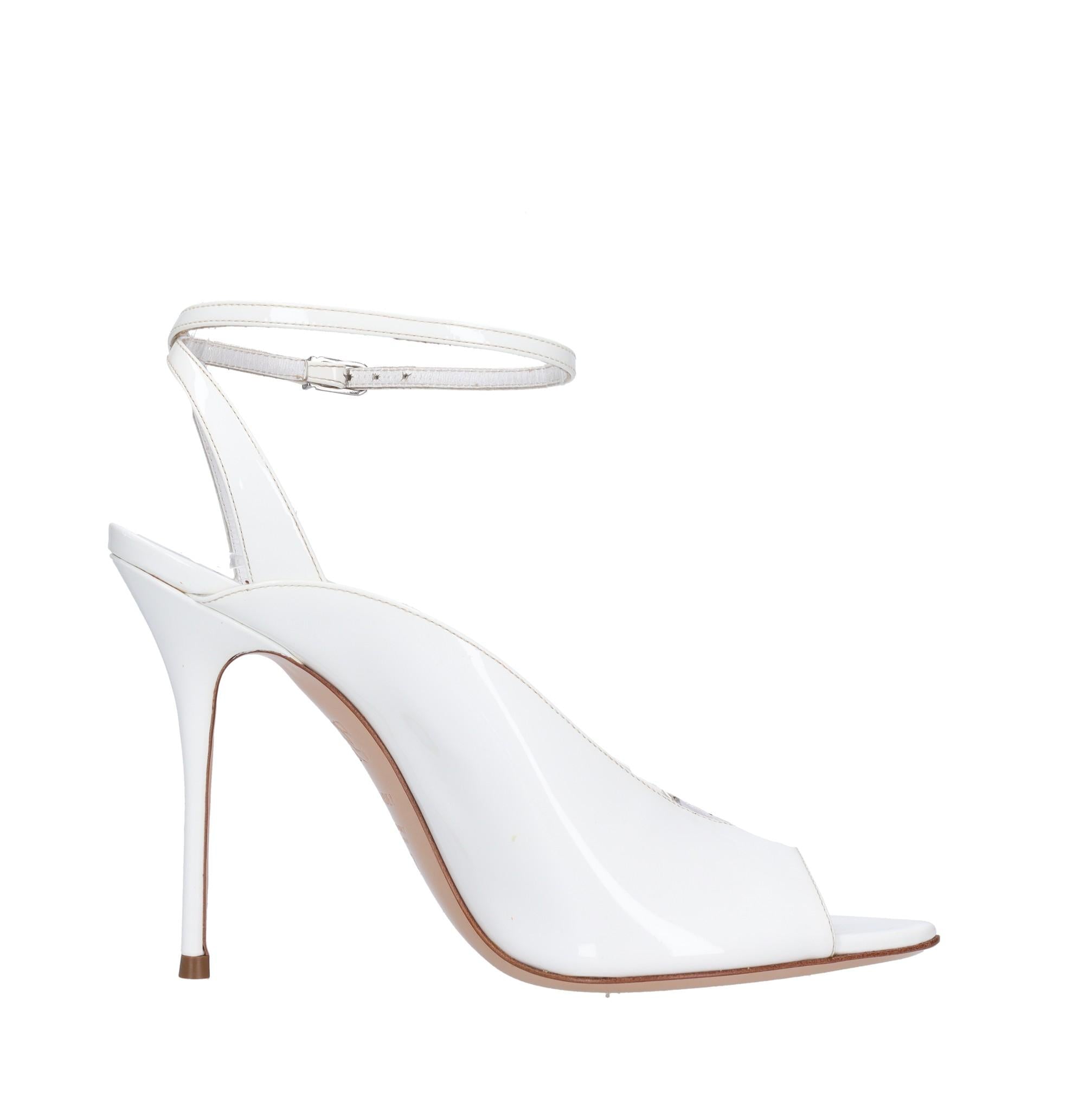 Sandali in vernice e plexi 