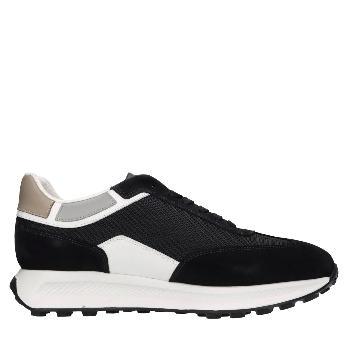 Sneakers in pelle e tessuto. 