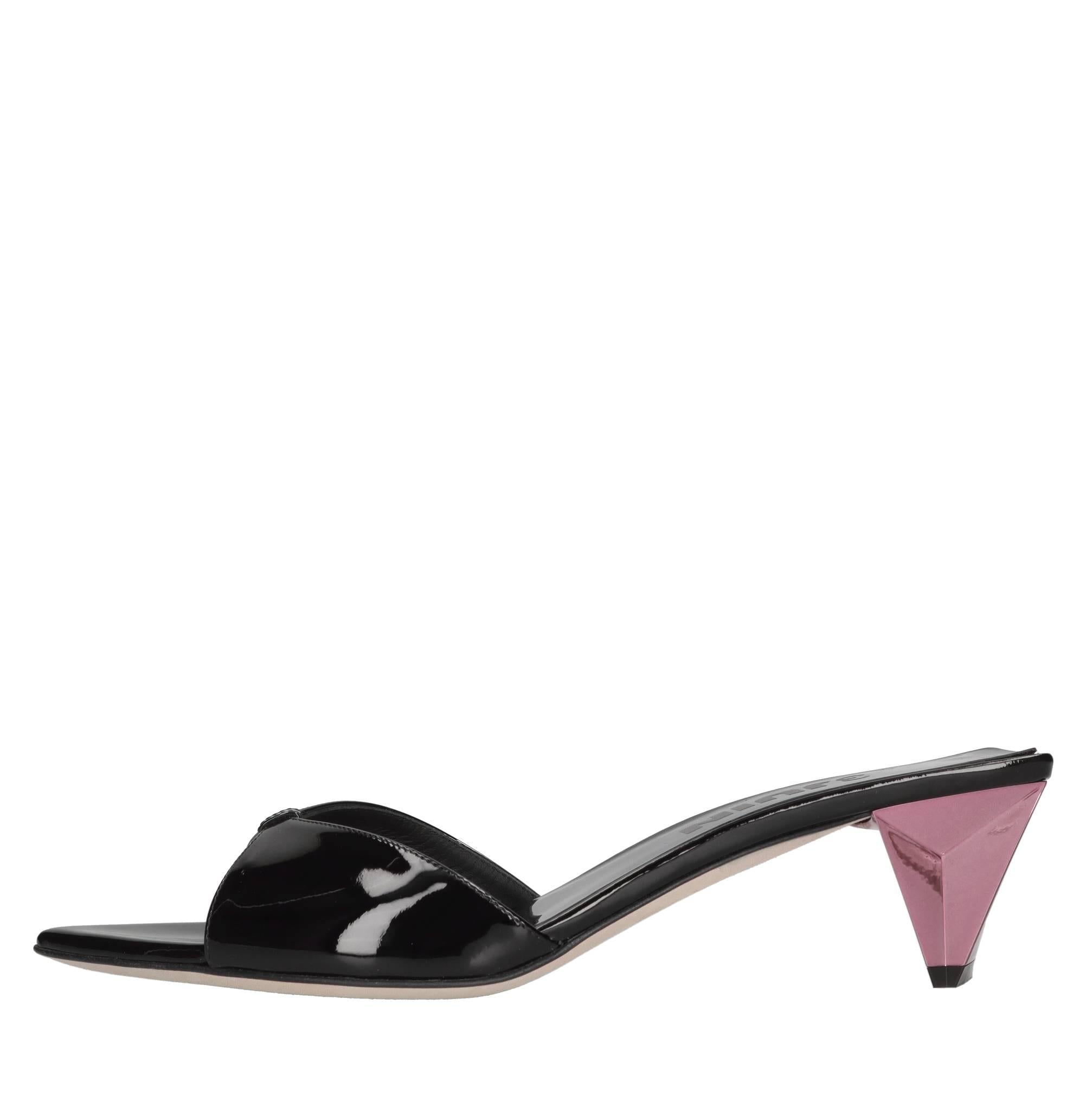 Mules in vernice 