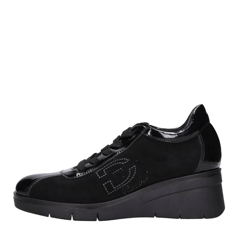 Sneakers in ecopelle e tessuto. 