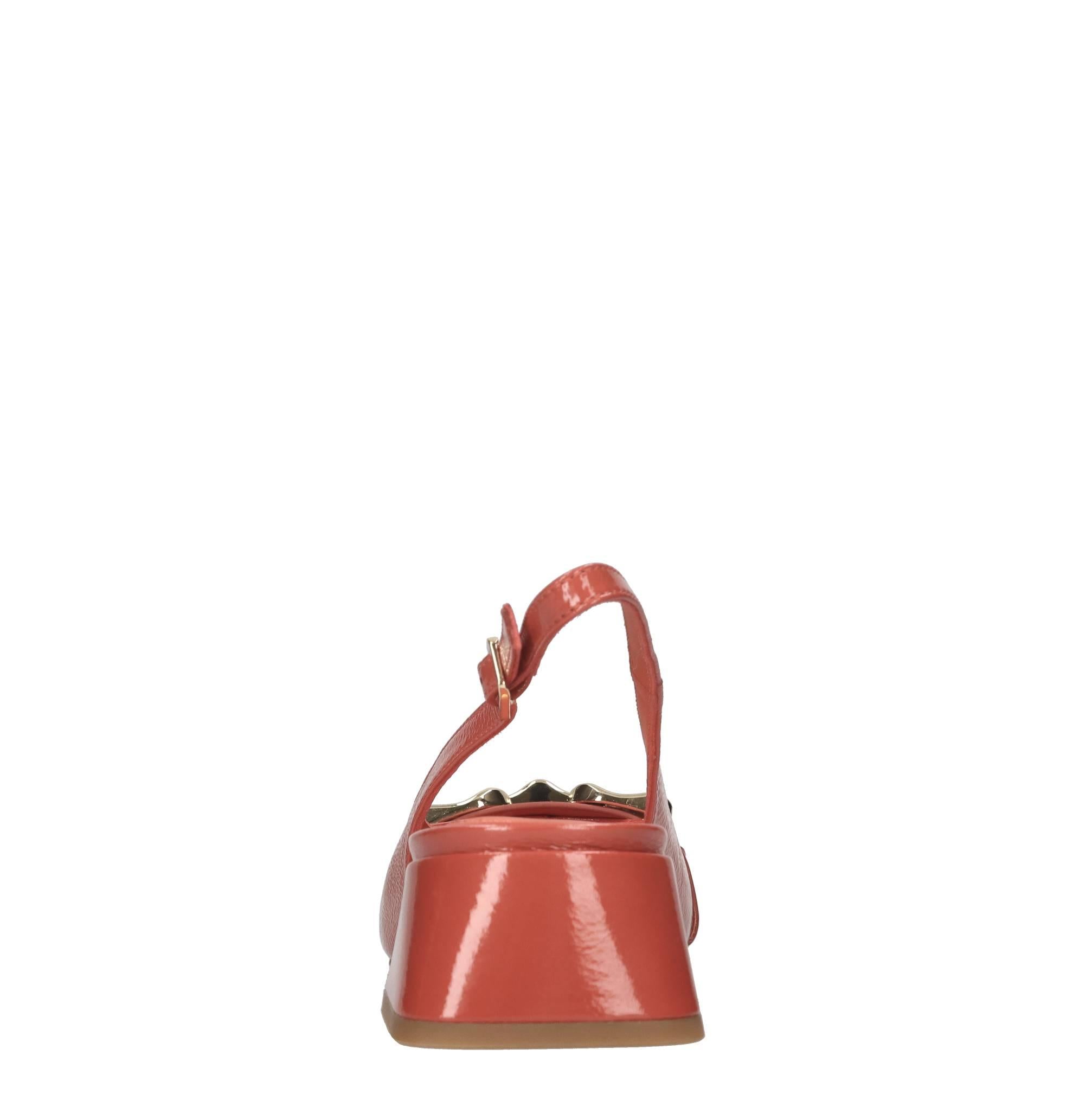 Décolleté slingback in pelle lucida 
