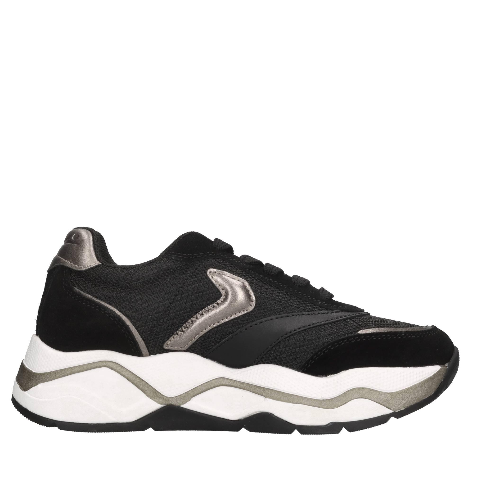 Sneakers in camoscio e tessuto. 