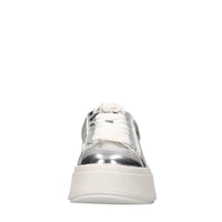 Sneakers in vernice 