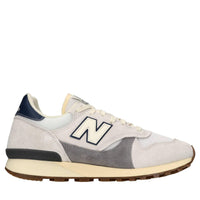 Sneakers in camoscio e tessuto. 