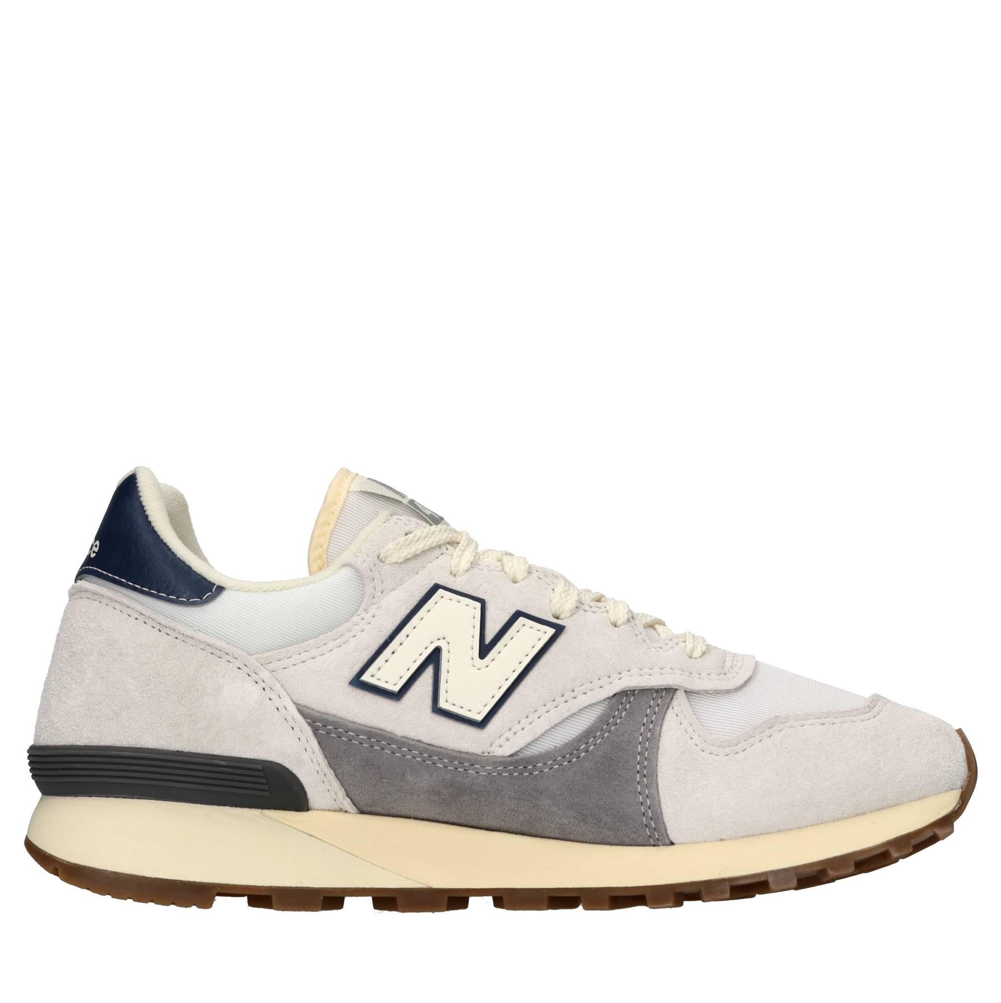 Sneakers in camoscio e tessuto. 