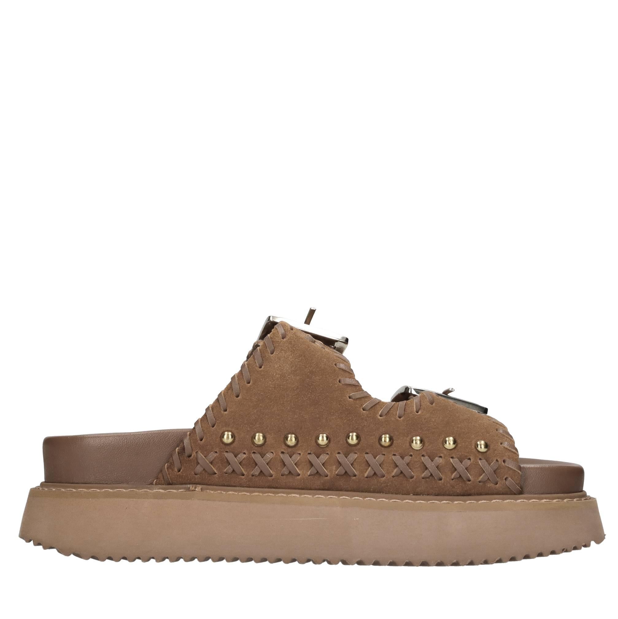 Mules in camoscio e pelle con borchie 