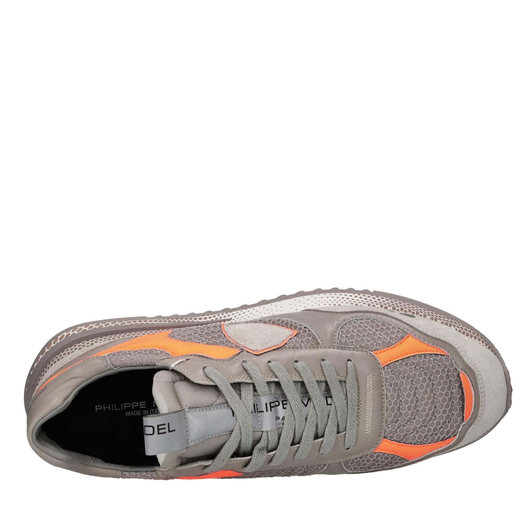 Sneakers in pelle e tessuto con dettagli arancio fluo 