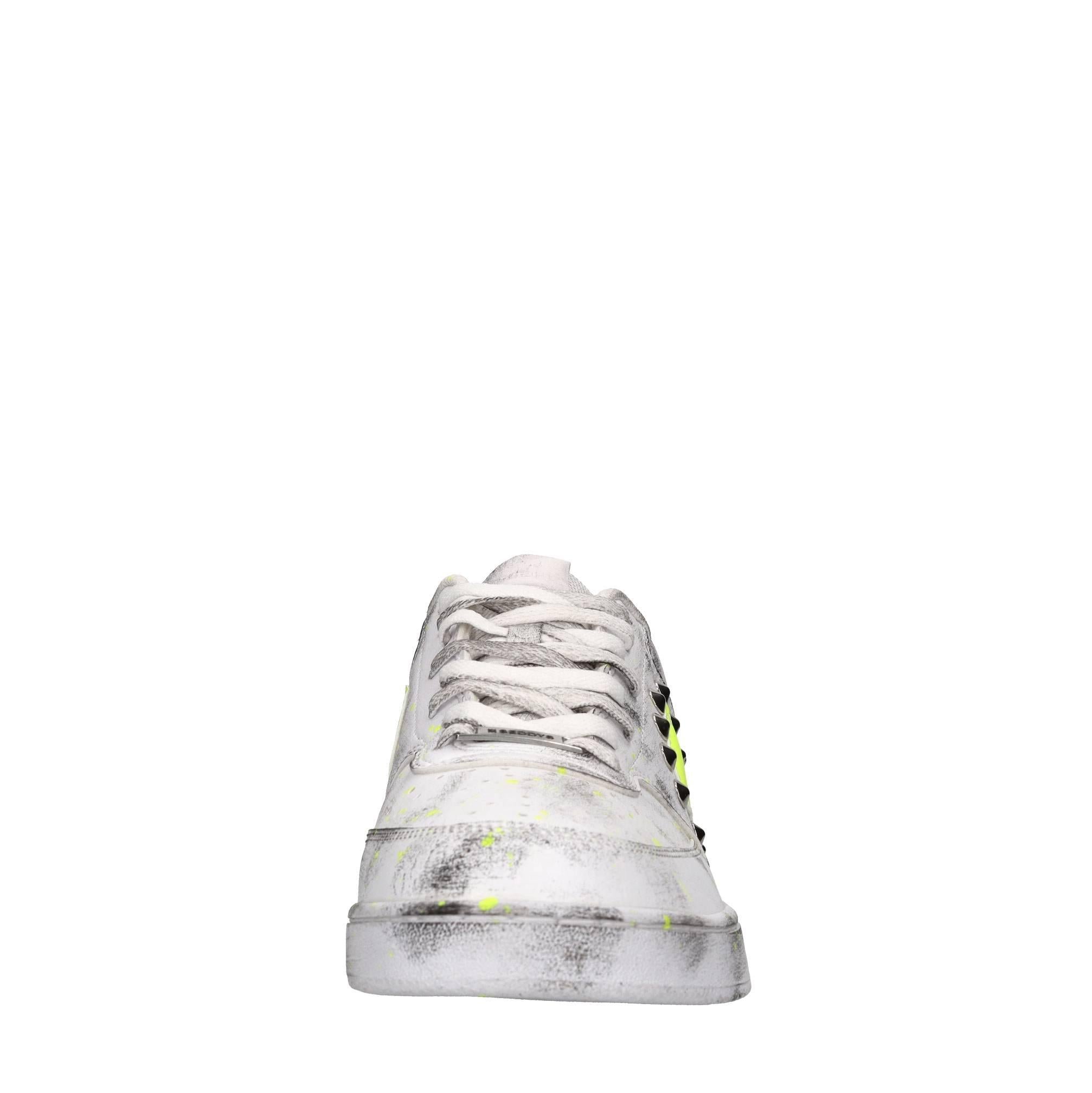 Sneakers in ecopelle e borchie 