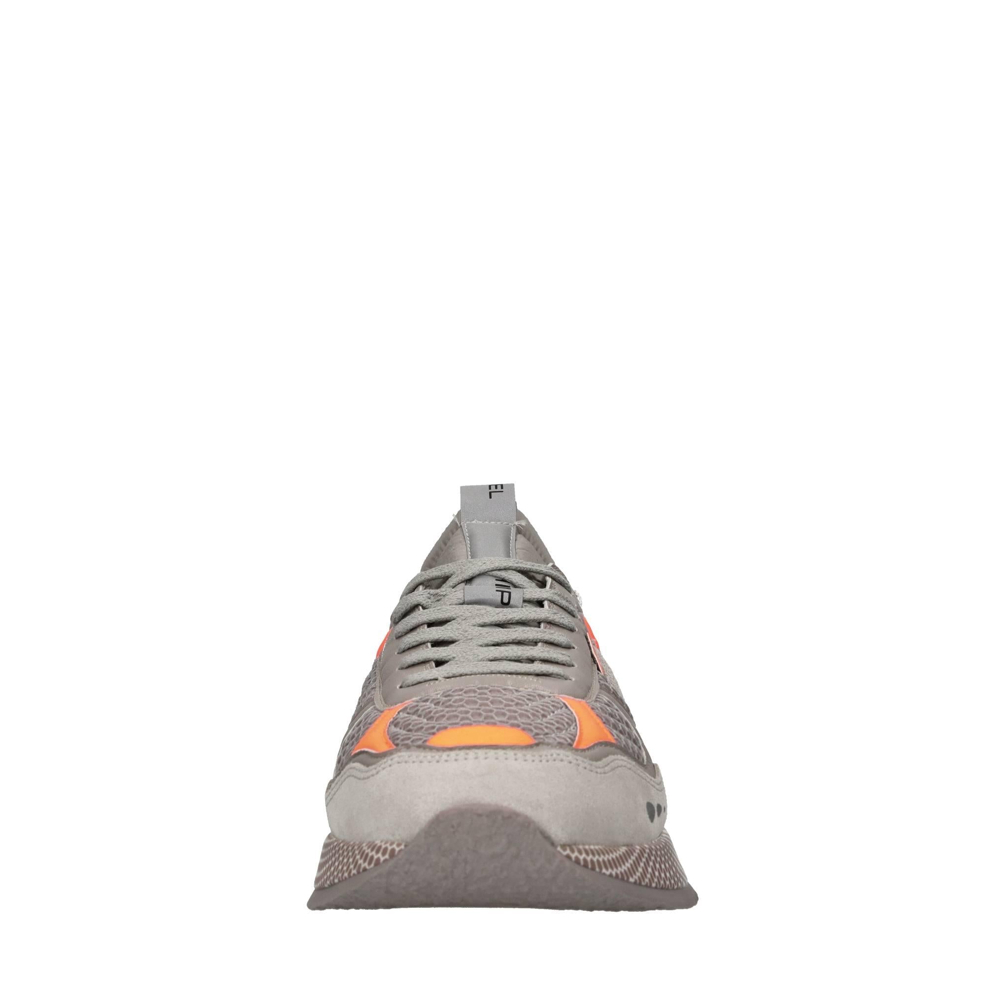 Sneakers in pelle e tessuto con dettagli arancio fluo 