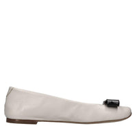 Ballerine in pelle con fiocco in vernice 