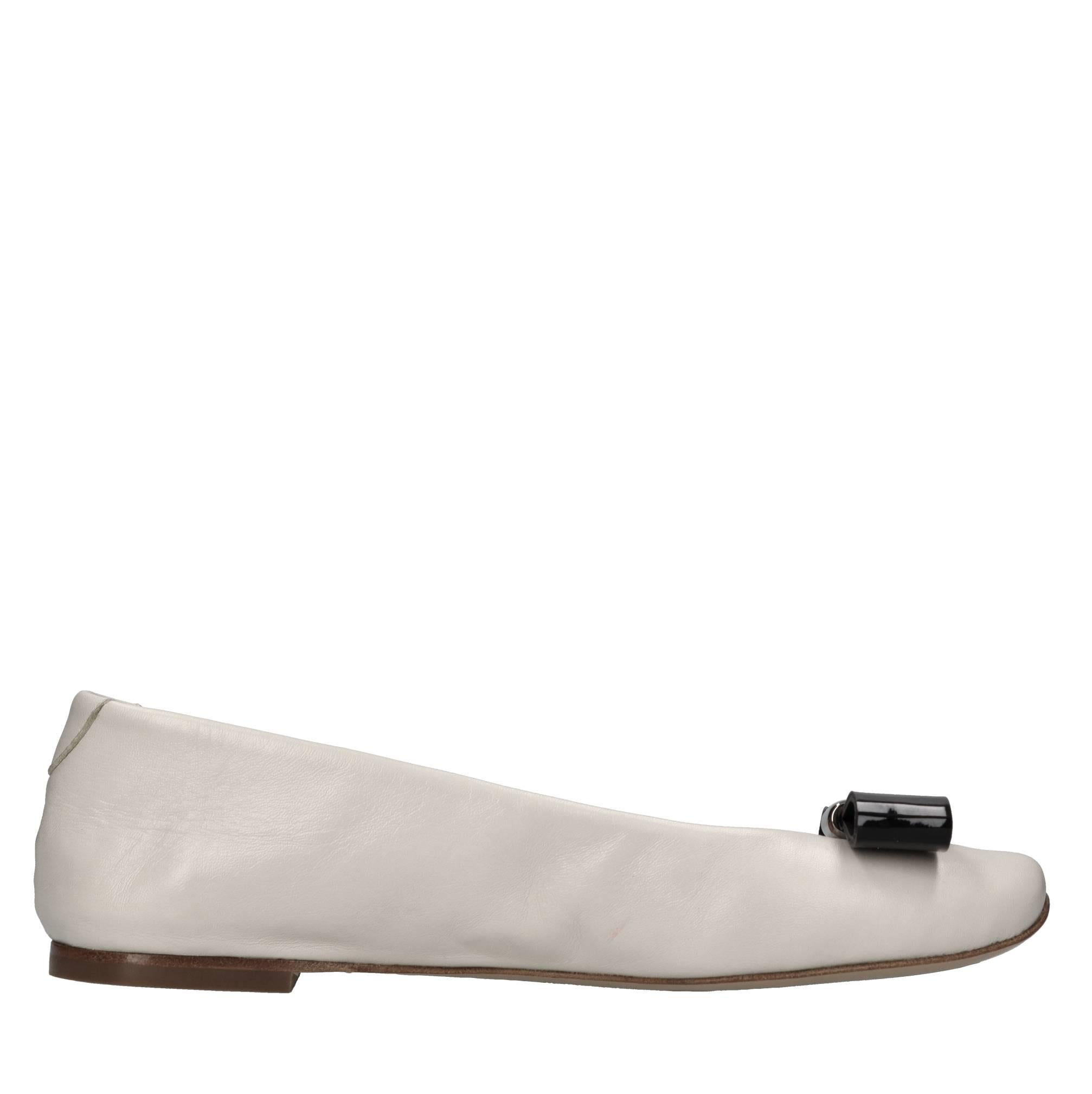 Ballerine in pelle con fiocco in vernice 