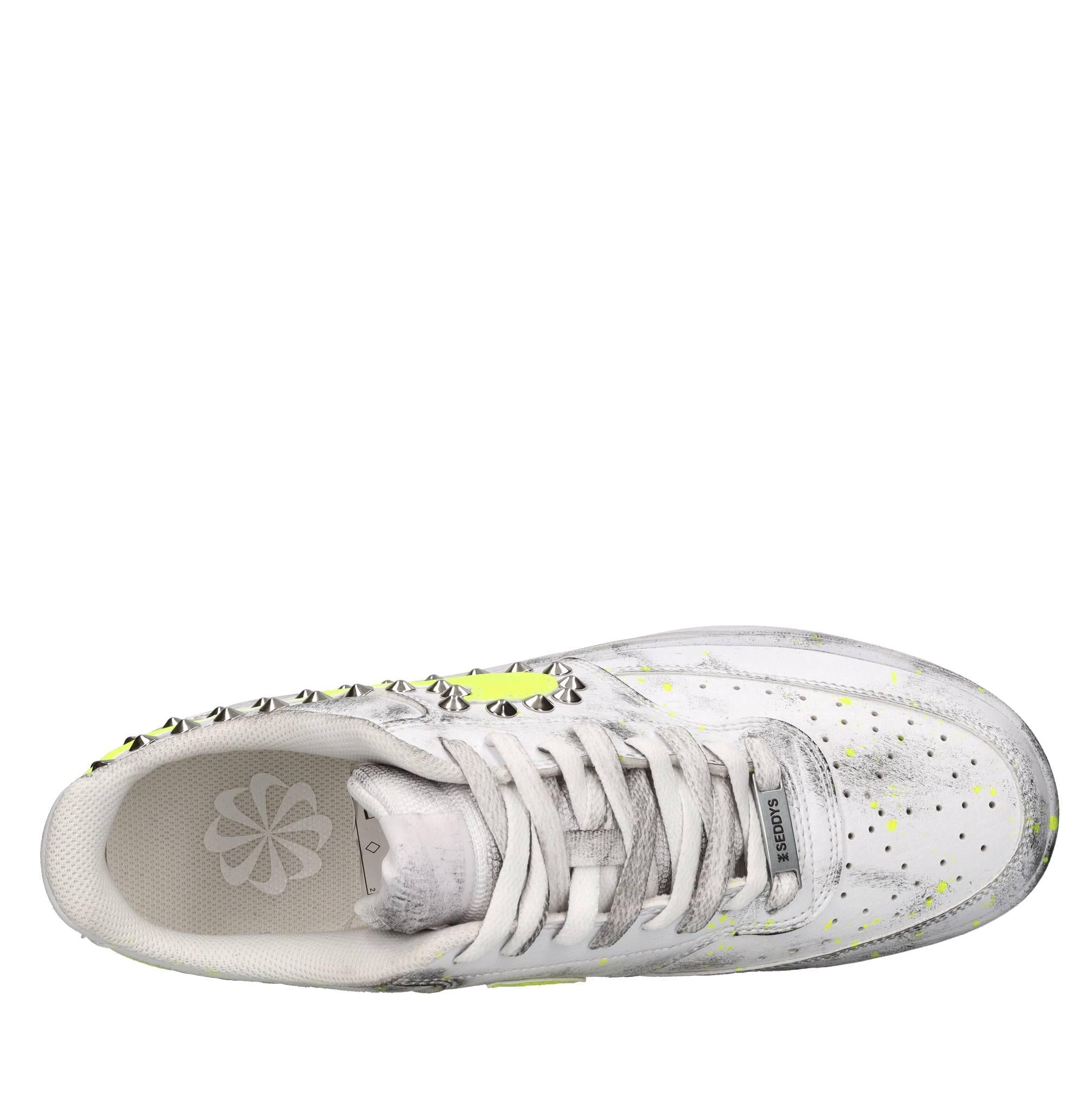 Sneakers in ecopelle e borchie 