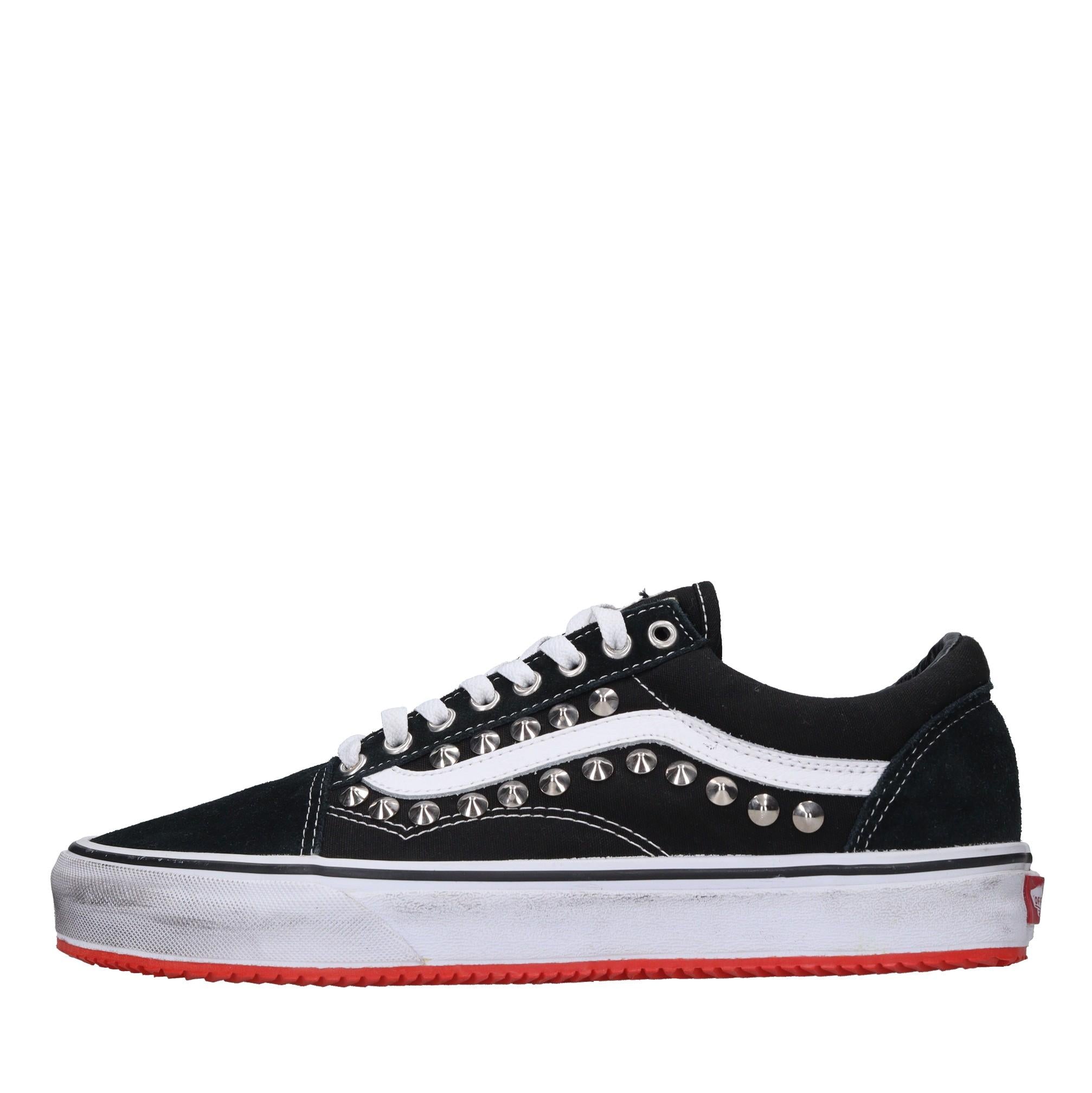 Sneakers in tessuto e borchie 