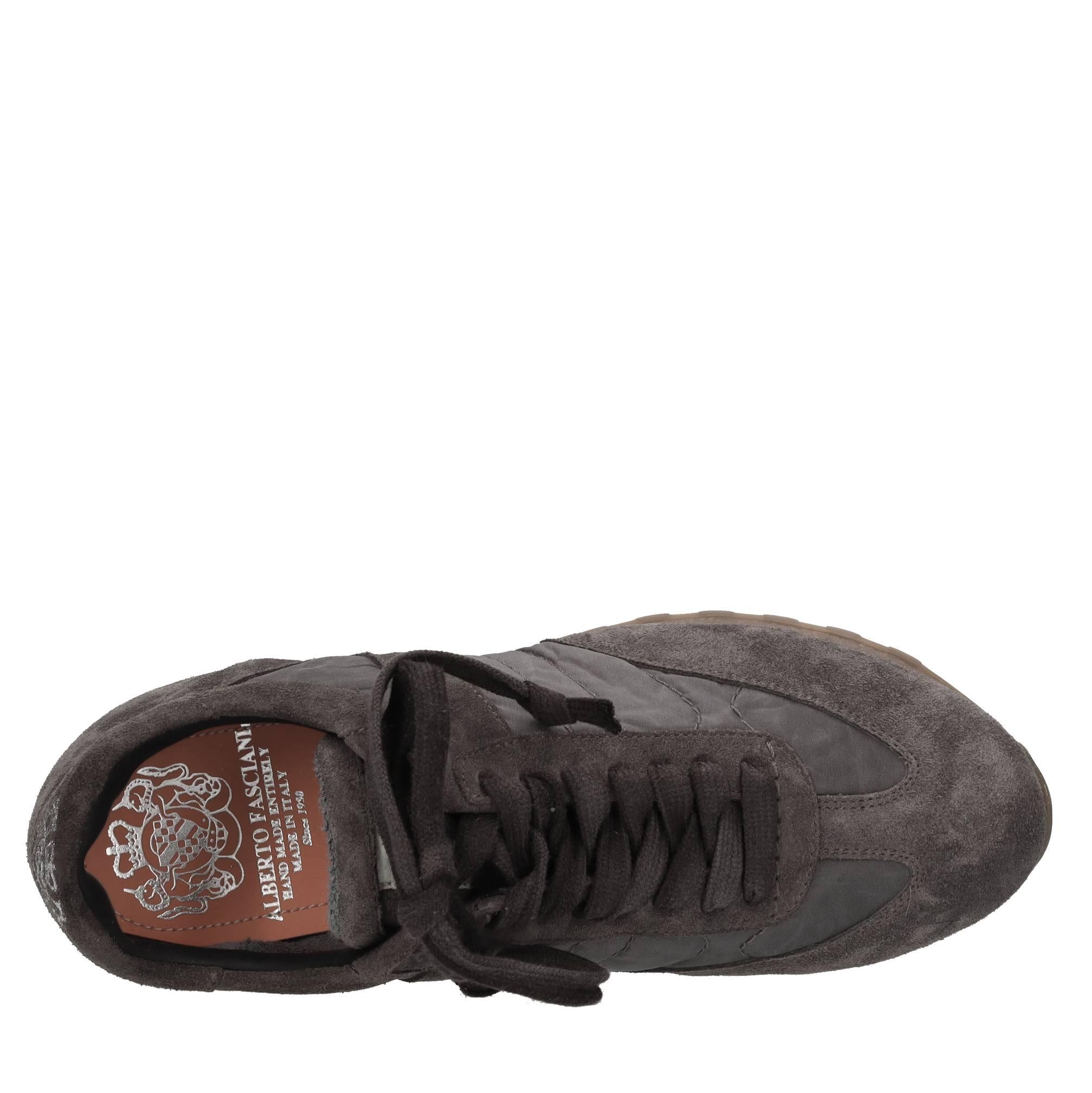 Sneakers in camoscio e tessuto 
