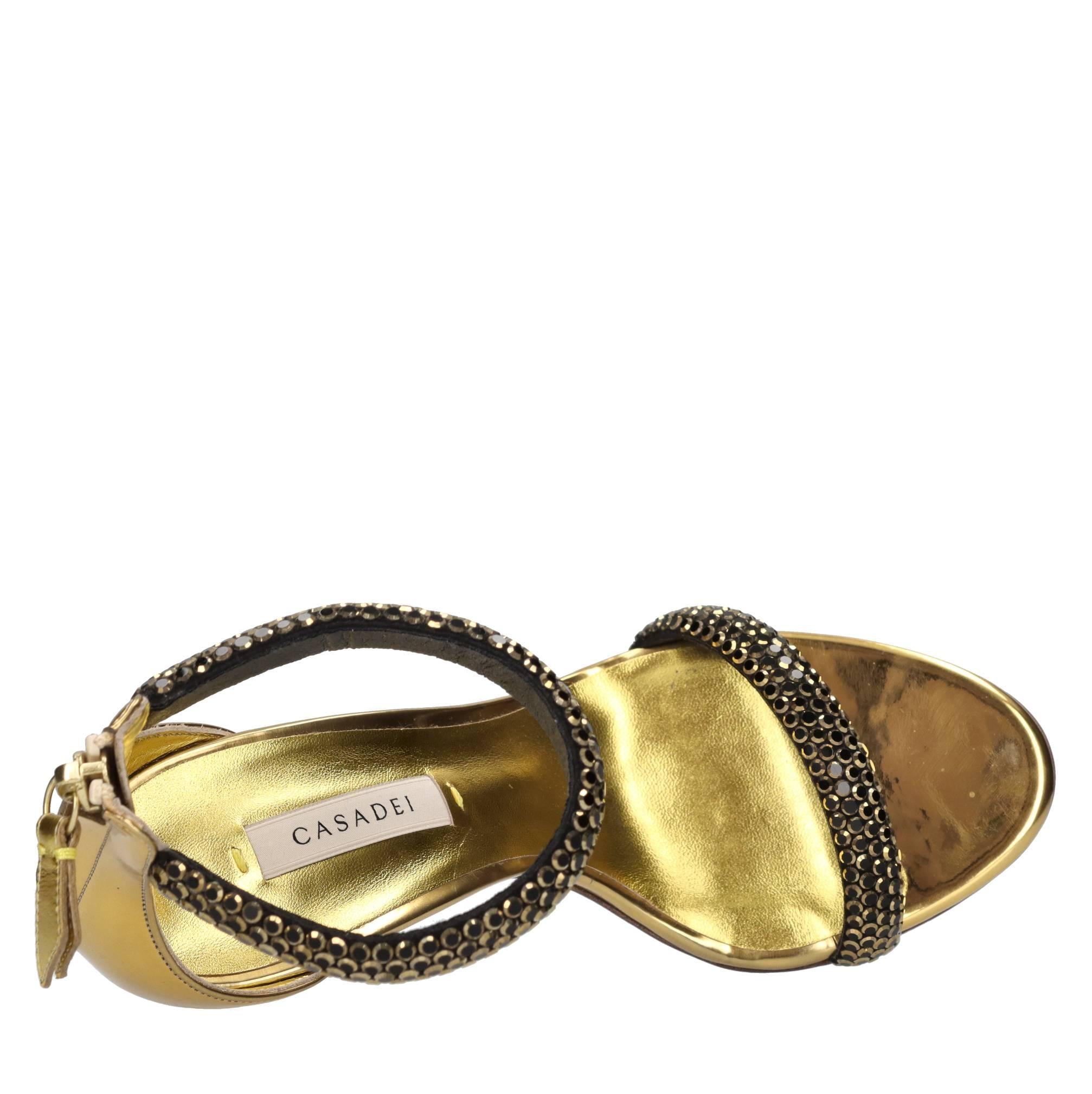 Sandali Olimpo in tessuto specchiato e strass. 