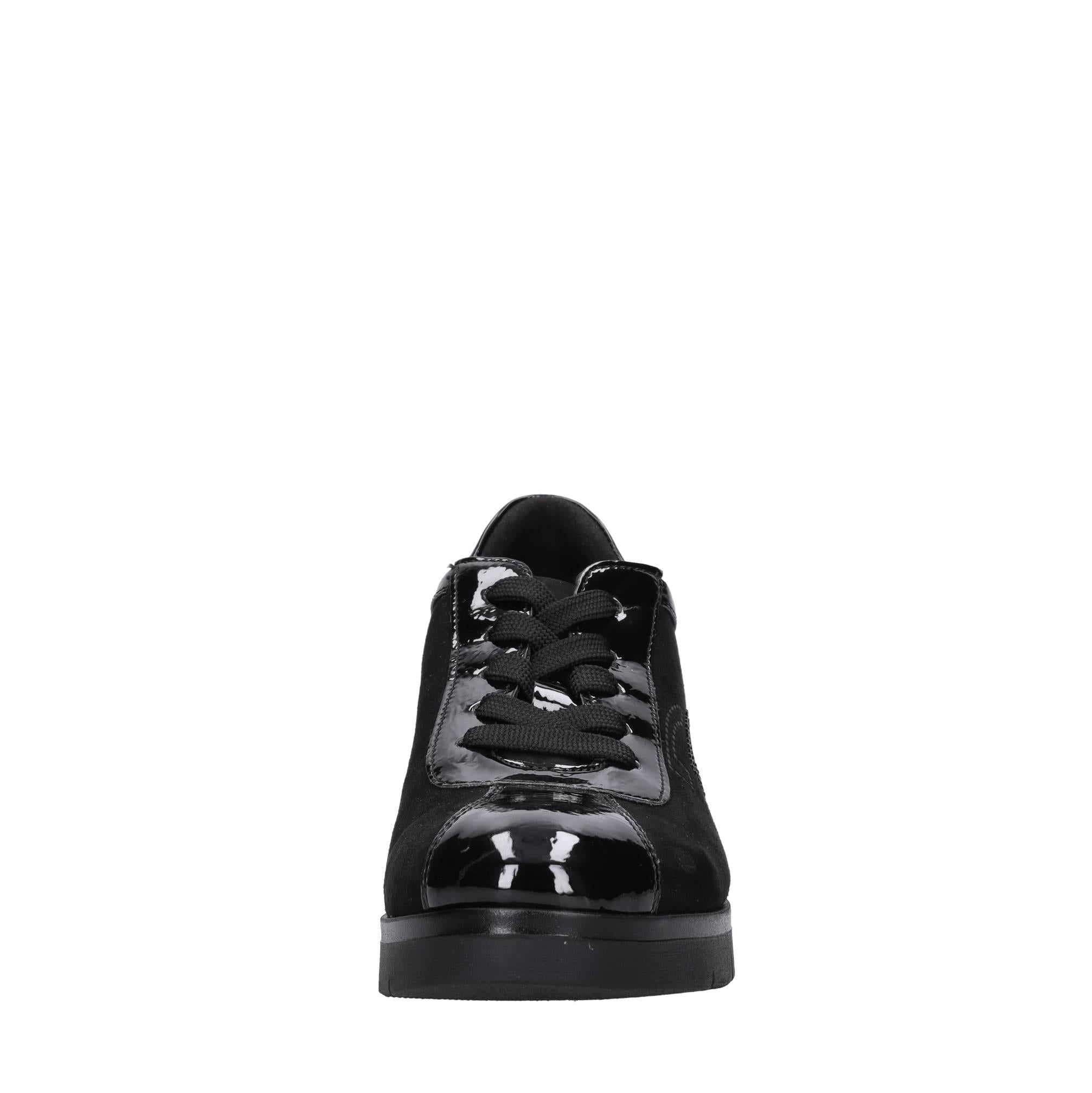 Sneakers in ecopelle e tessuto. 