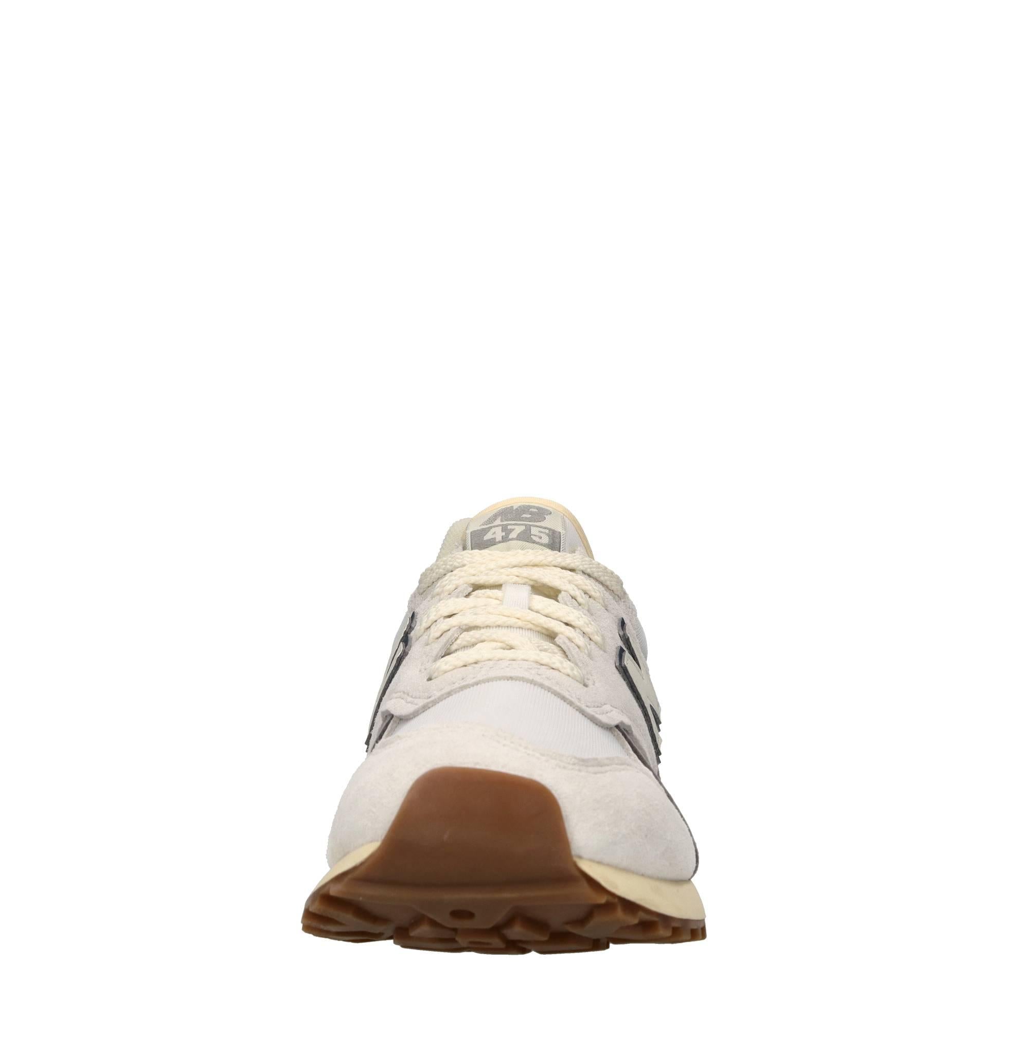 Sneakers in camoscio e tessuto. 