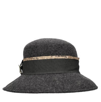 Cappello cloche in feltro con nastro in grosgrain ed accessorio color oro 