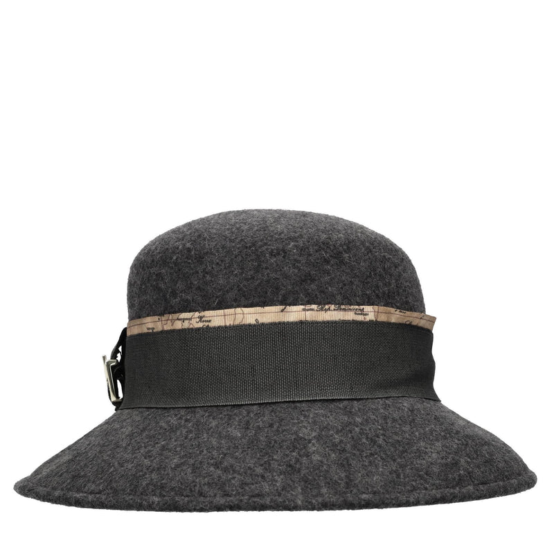Cappello cloche in feltro con nastro in grosgrain ed accessorio color oro 