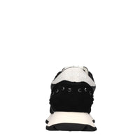 Sneakers in pelle, tessuto ed ecopelle 