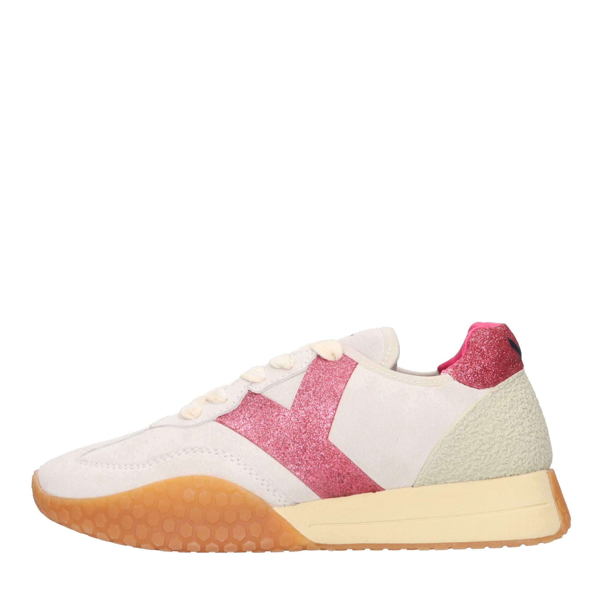 Sneakers in camoscio e gomma. 