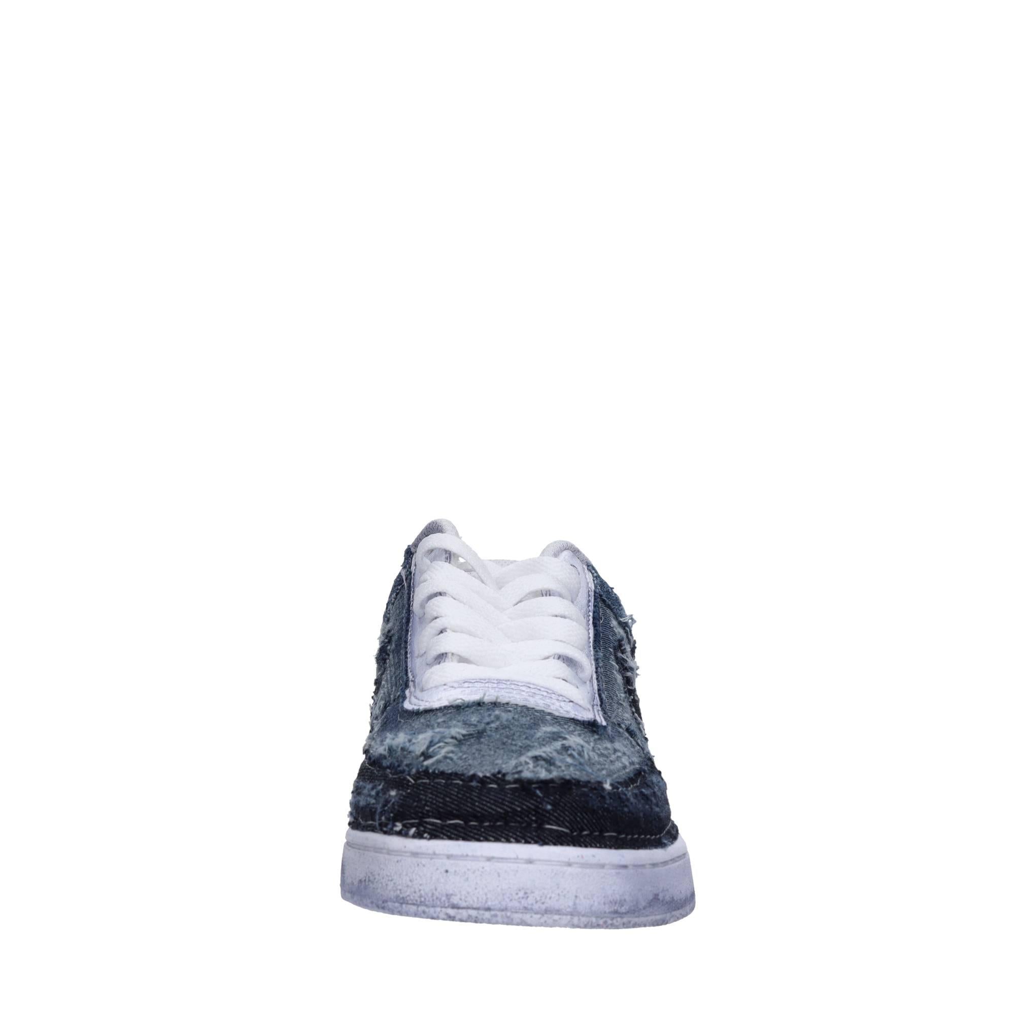 Sneakers in jeans 