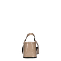 Décolleté slingback in pelle lucida 