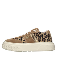 Sneakers in pelle scamosciata con una stampa effetto leopardo 