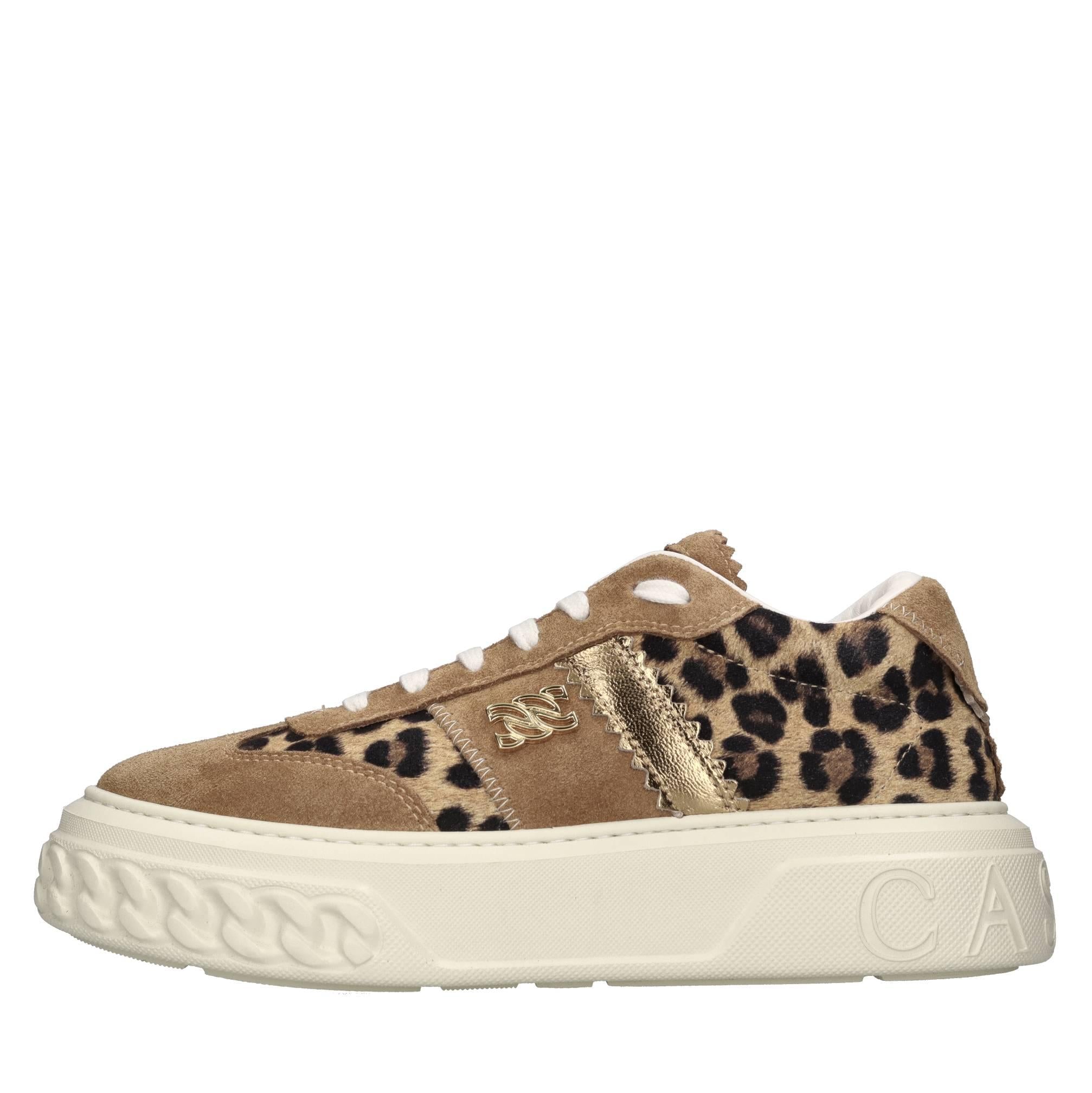 Sneakers in pelle scamosciata con una stampa effetto leopardo 