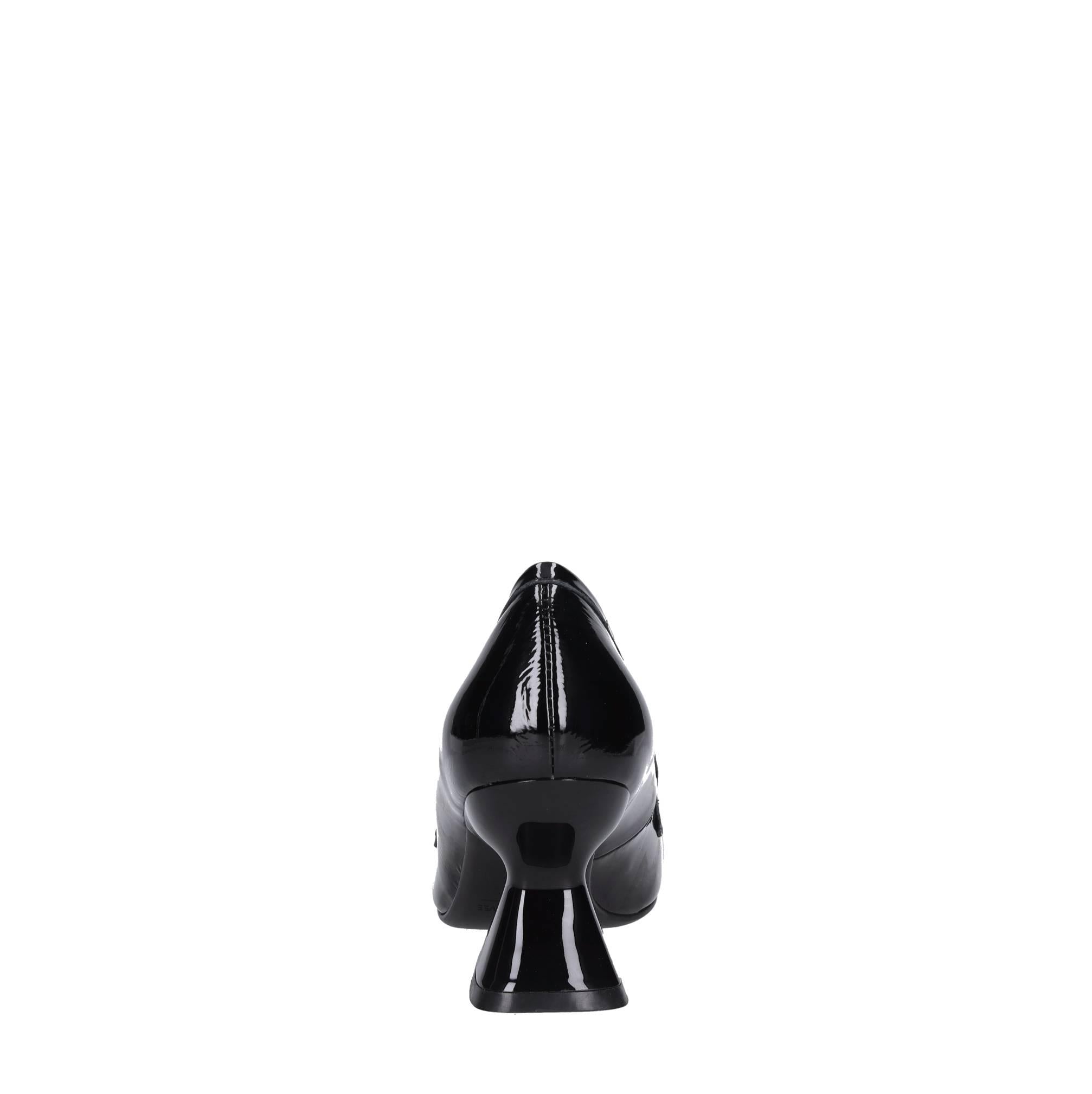 Décolleté in pelle. 