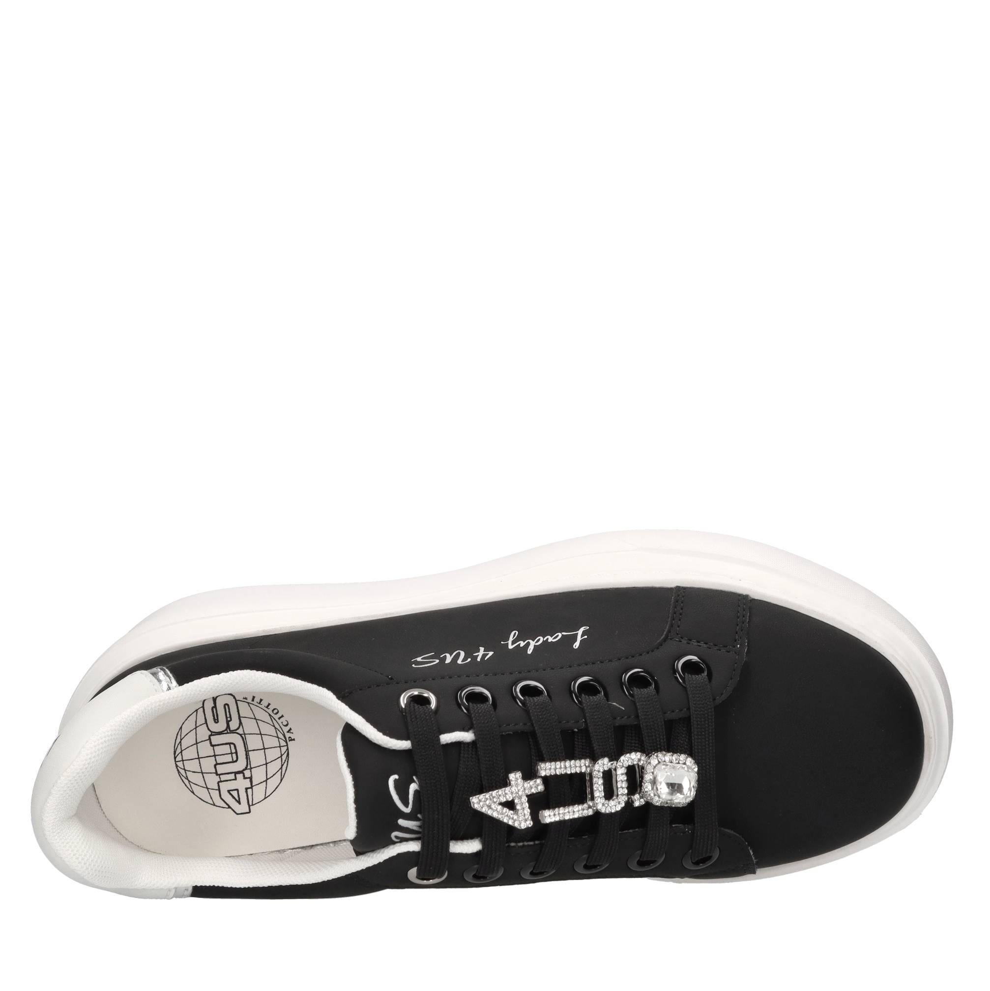 Sneakers in ecopelle con applicazioni 
