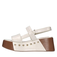 Sandali in pelle e borchie 