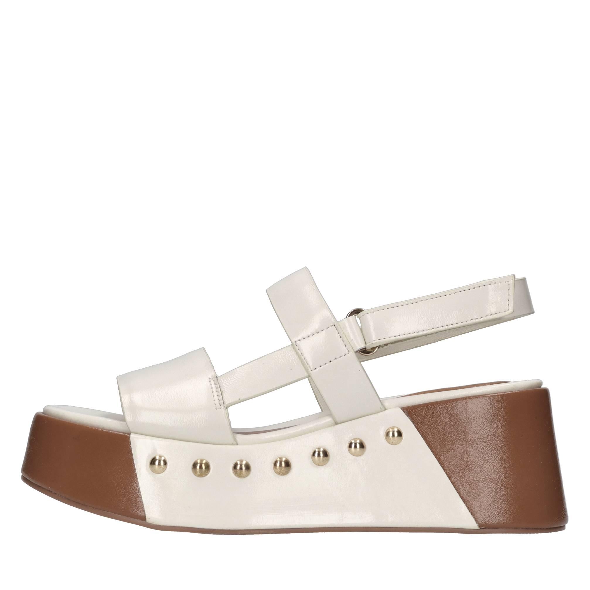 Sandali in pelle e borchie 