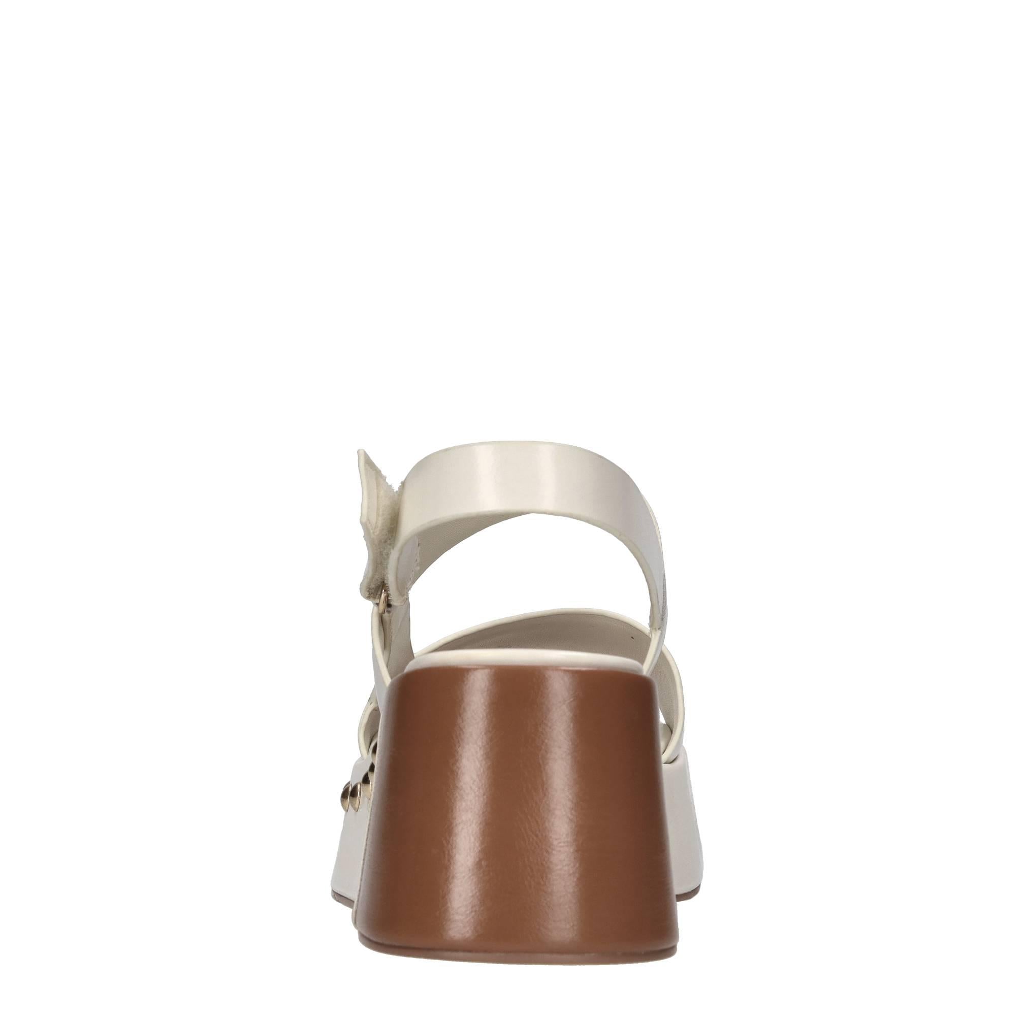 Sandali in pelle e borchie 