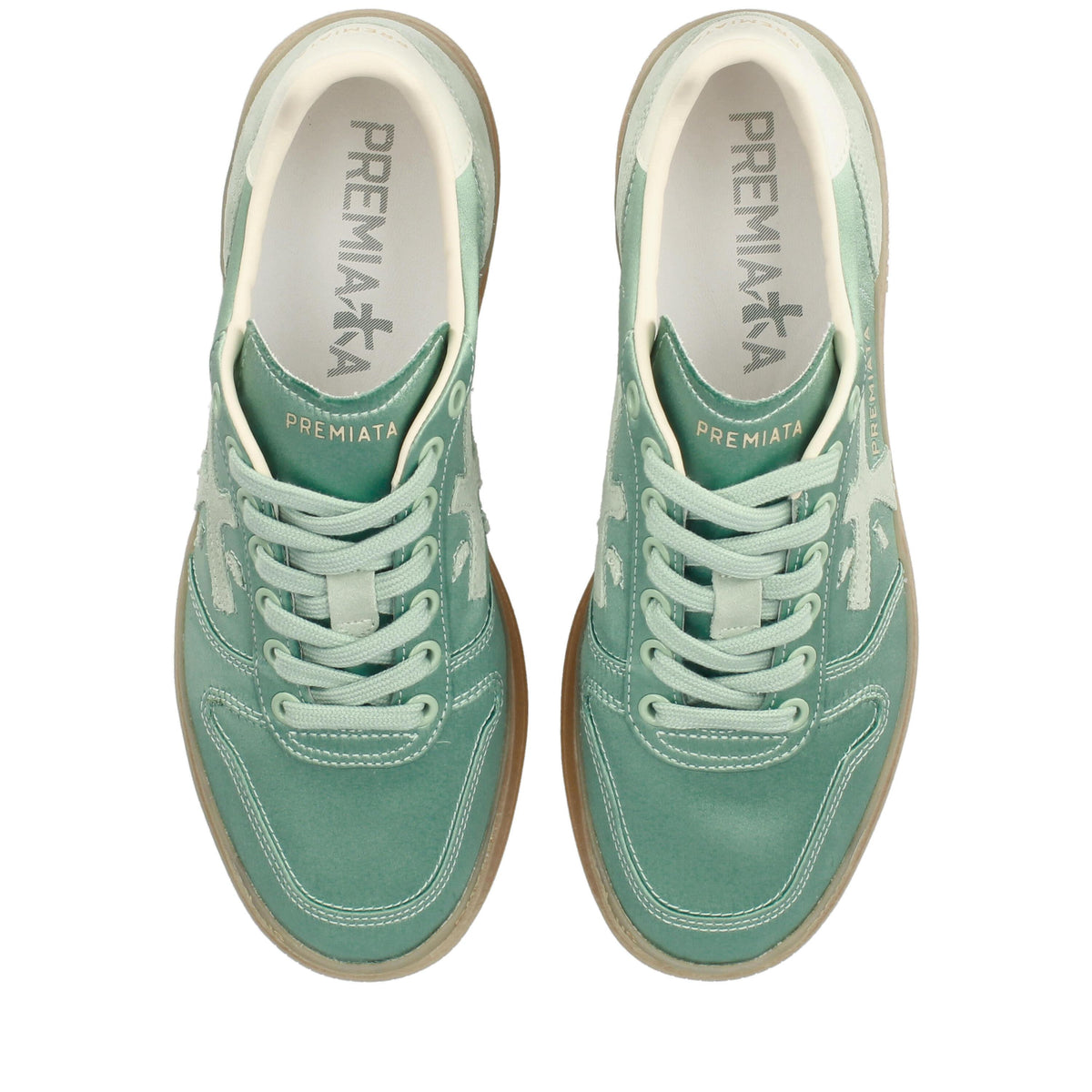 Sneakers in tessuto e inserti in pelle scamosciata. 