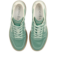 Sneakers in tessuto e inserti in pelle scamosciata. 