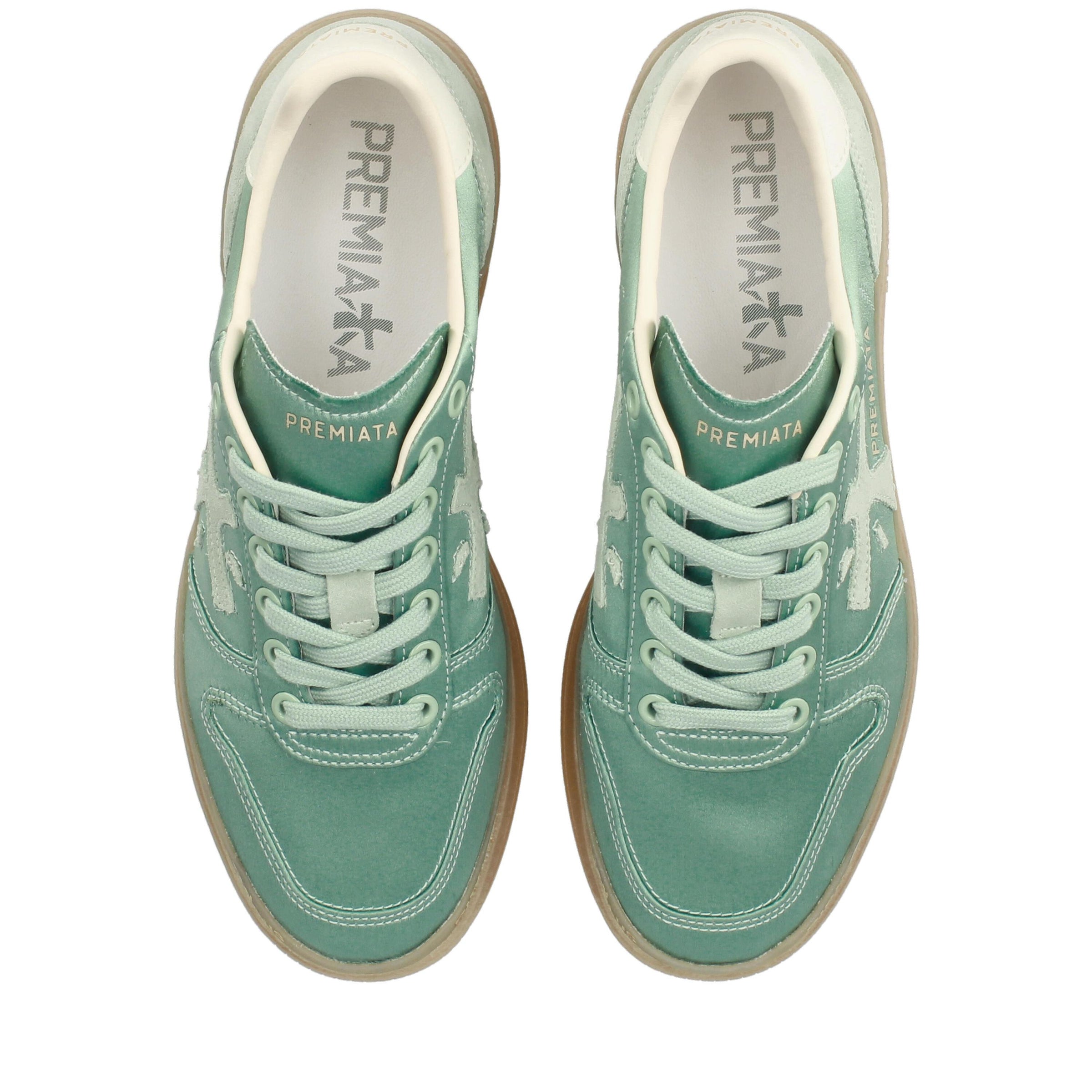 Sneakers in tessuto e inserti in pelle scamosciata. 