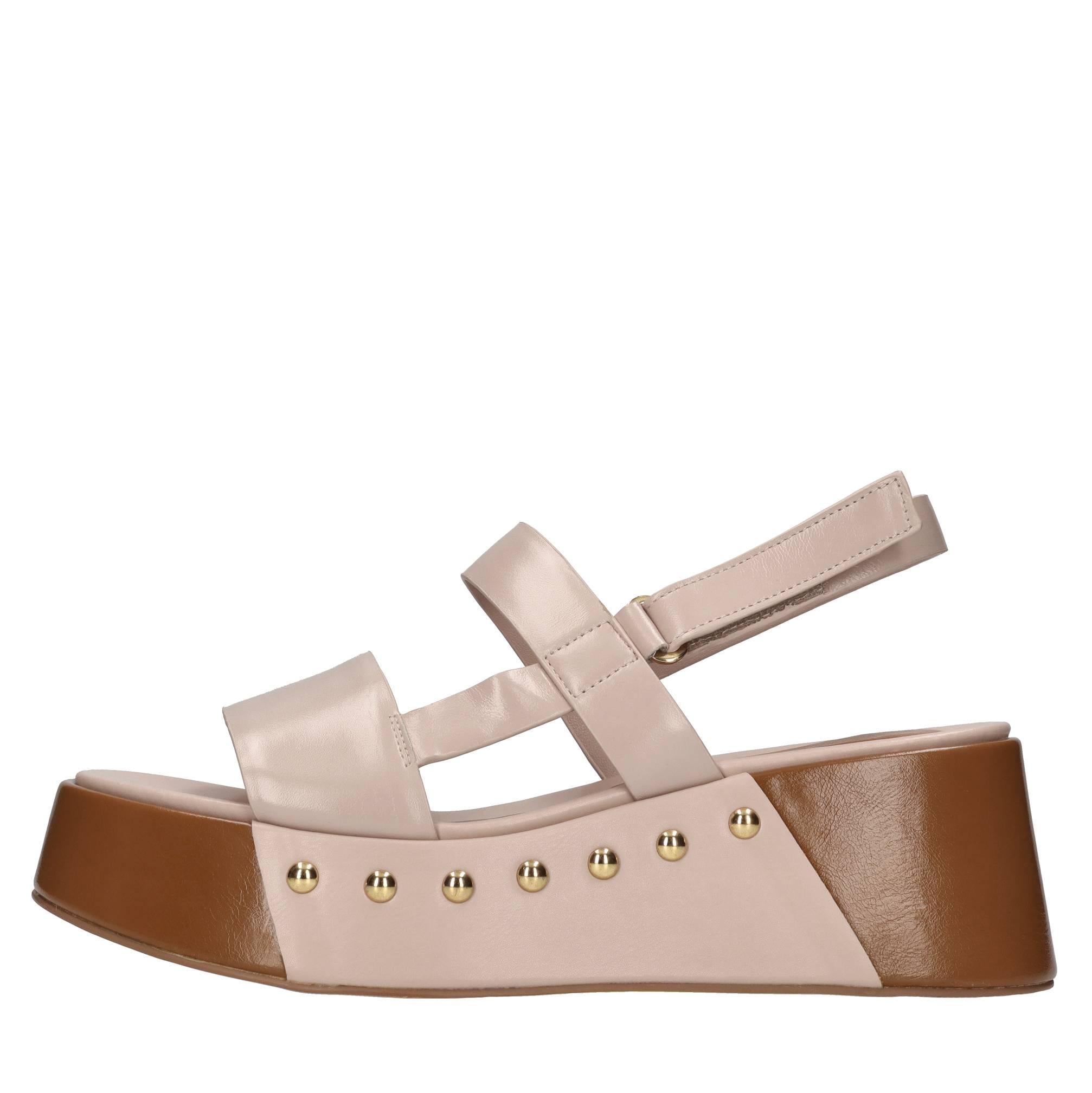 Sandali in pelle e borchie 
