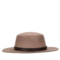 Cappello con cinturino in eco-pelle e logo color oro 