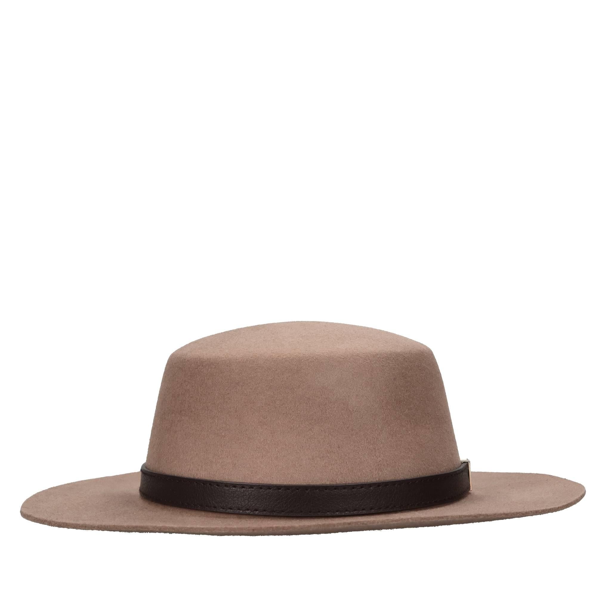 Cappello con cinturino in eco-pelle e logo color oro 
