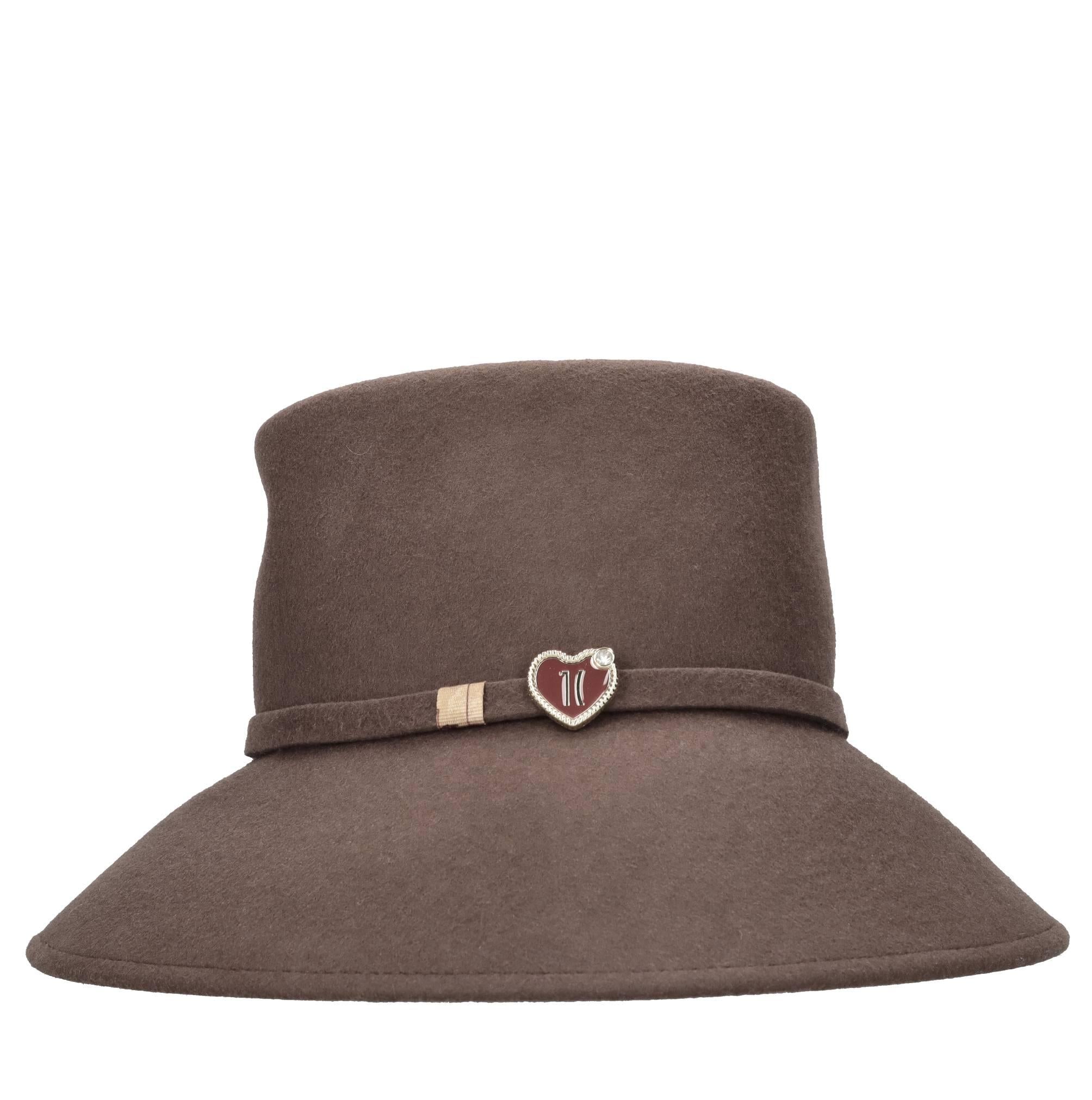 Cloche alta in feltro con cuore 