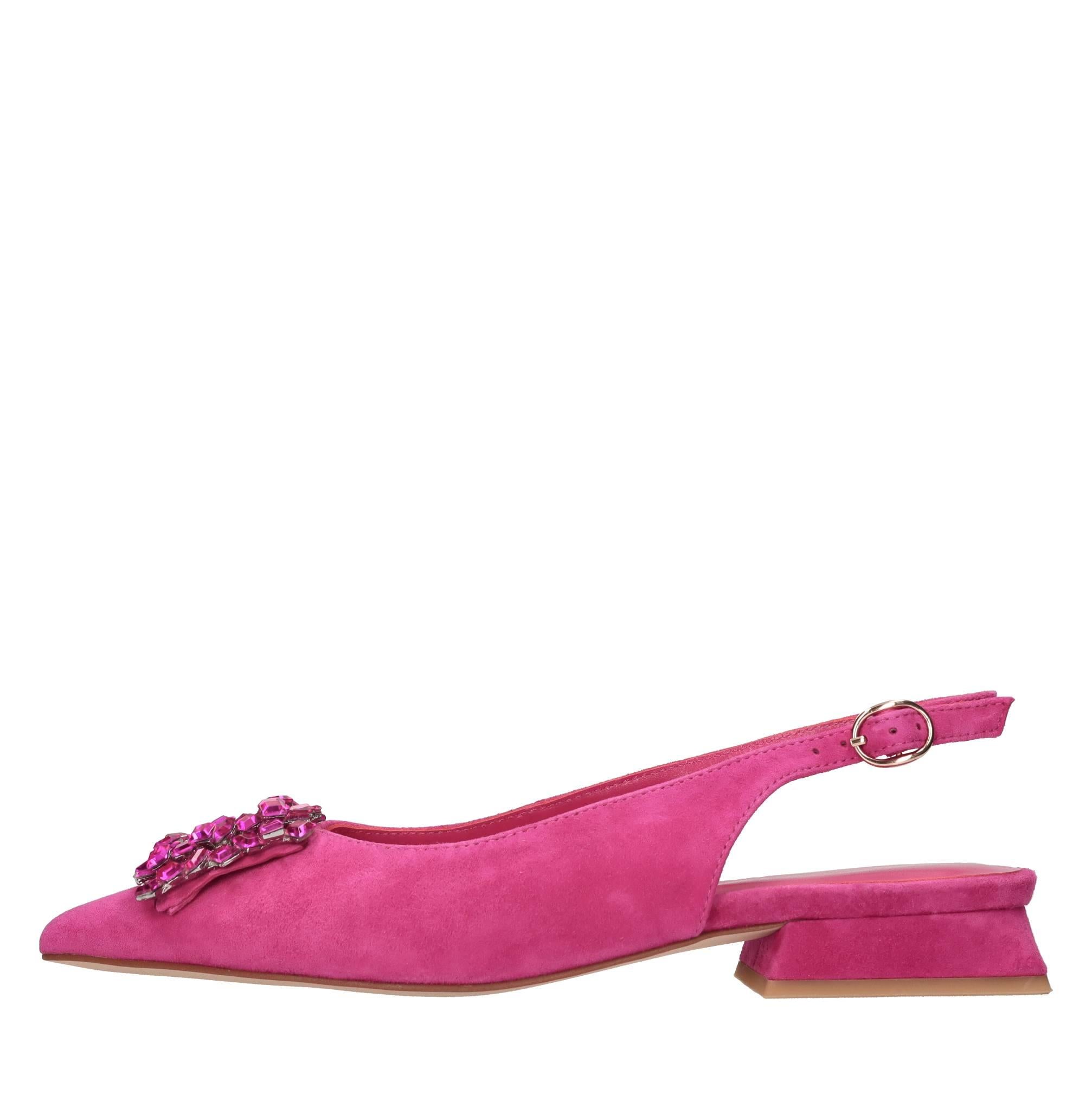 Ballerine slingback in camoscio con accessorio gioiello 